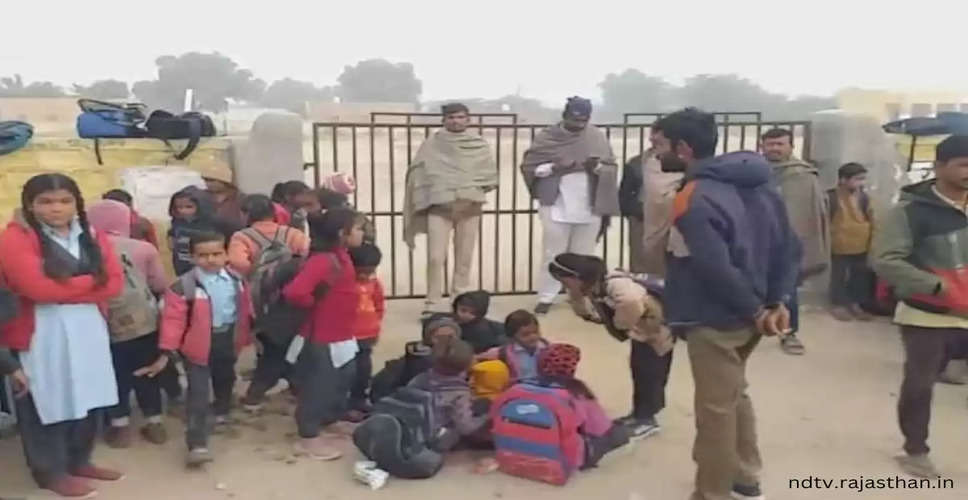 Jaisalmer तीसरे दिन की वार्ता के बाद स्कूल में ग्रामीणों का धरना हो गया समाप्त