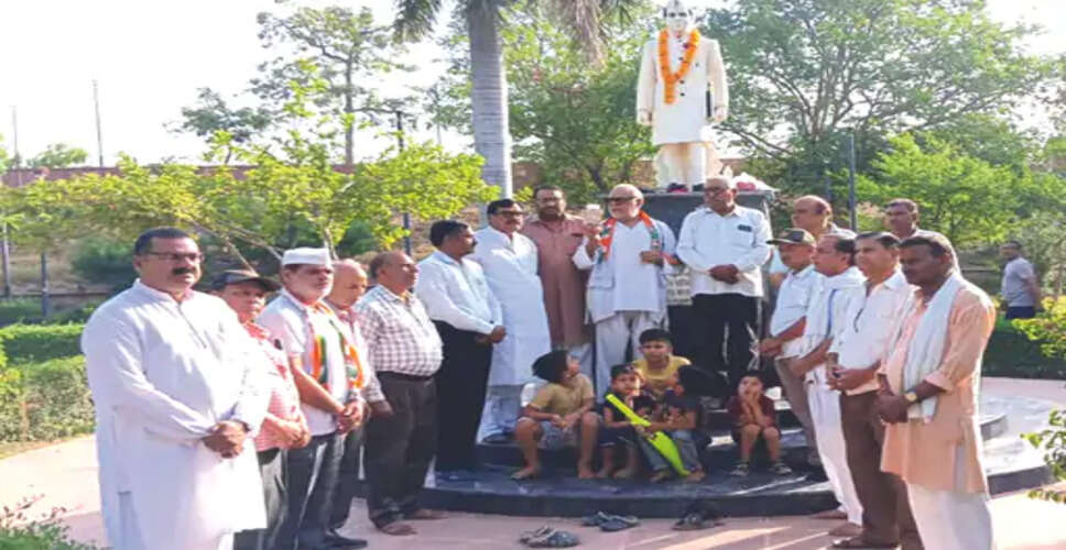 नेहरू की पुण्यतिथि पर कांग्रेसियों ने प्रतिमा को गंगाजल से नहलाया