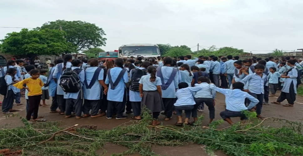 Tonk शिक्षकों के देर से आने पर ग्रामीण परेशान, उच्च अधिकारियों से की शिकायत