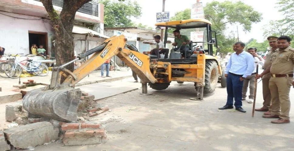 Dausa&nbsp;नांगल राजावतान अनुमंडल प्रशासन ने 40 साल से आम सड़क से हटाया अतिक्रमण