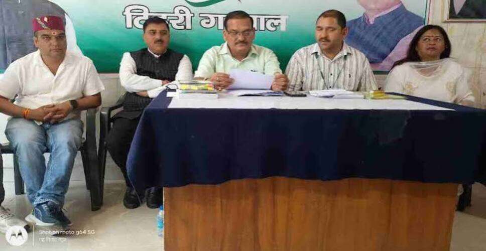 सुमेरपुर के पुराड़ा में घूंघट में वोट डालने पहुंचीं महिलाएं, सरपंच प्रत्याशी के पोस्टर लगी गाड़ी से लाए बुजुर्ग मतदाता