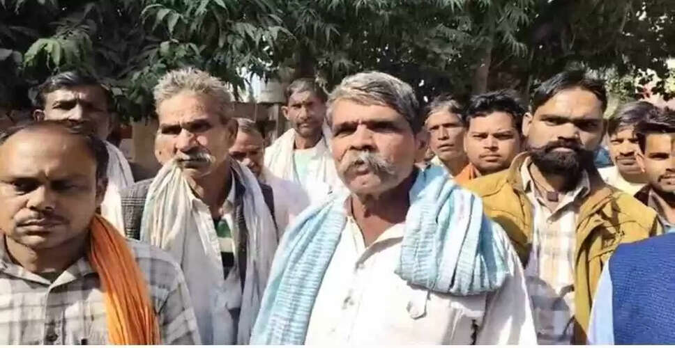 करौली: अतेवा पंचायत के ग्रामीणों ने सरपंच पर सरकारी भूमि पर अवैध कॉलोनी बसाने का लगाया आरोप, जिला कलेक्टर को सौंपा ज्ञापन