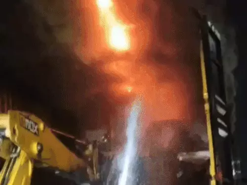 राम विहार इलाके में इलेक्ट्रॉनिक कंटेनर में आग, फटने की आशंका के बीच हाई अलर्ट