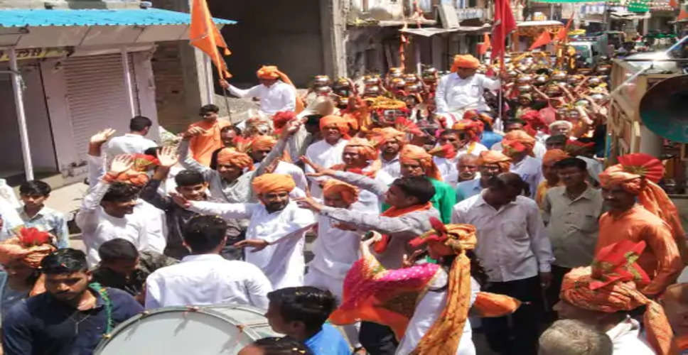  Jhalawar  में श्री कृष्ण अहीर समाज ने भगवान चारभुजा नाथ का नवग्रह स्थापना एवं प्राण प्रतिष्ठा महोत्सव हुआ शुरू, निकाली शोभायात्रा
