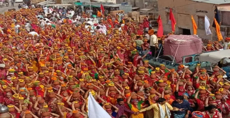 Dungarpur में गायत्री शक्तिपीठ मंदिर के प्राण प्रतिष्ठा महोत्सव हुआ आयोजित, 51 कुंडीय गायत्री महायज्ञ से पहले 1100 महिलाओं ने दिव्य कलश लेकर निकाली शोभायात्रा