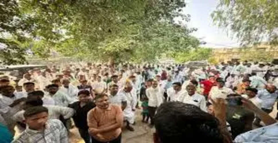 Karoli&nbsp;मंडरायल तहसील को नए भवन में शिफ्ट करने की मांग, दिया धरना