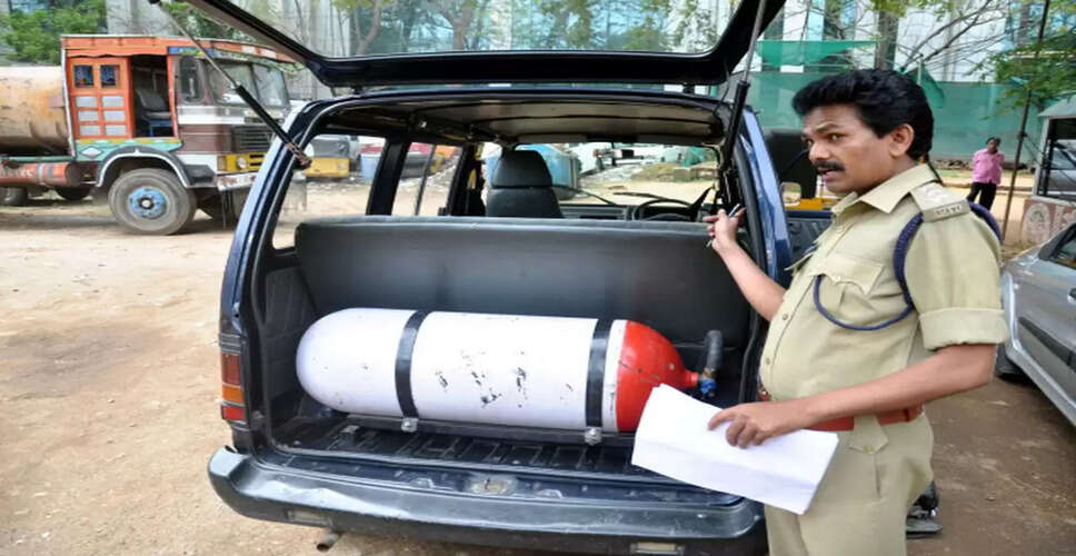 Banswara सीएनजी किट लगाने की आड़ में गाड़ियों में भर रहे थे घरेलू गैस, रसद विभाग ने की कार्रवाई