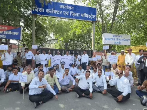 अजमेर में सहारा के 2,700 करोड़ रुपये अटके, निवेशकों में आक्रोश; पैसा लौटाने की मांग को लेकर कलेक्ट्रेट पर प्रदर्शन