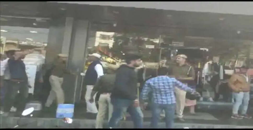 Rajasthan Gangwar: गैंगस्टर राजू ठेहट के हतियारों को पकड़ने के लिए प्रदेशभर में पुलिस की नाकेबंदी, परिजनों ने आरोपियों की गिरफ्तारी तक शव लेने किया इंकार