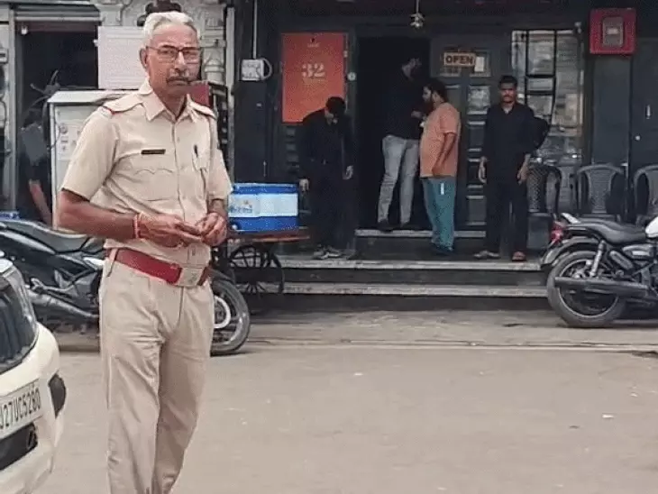 Udaipur News: देहलीगेट चौराहे से हटाई गई अवैध पार्किंग, रेस्टोरेंट के बाहर वाहन खड़े होने से लग रहा था जाम