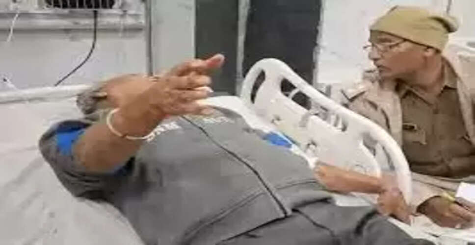 गाली-गलौज करने से रोका तो बदमाश ने युवक पर चाकू से हमला, बचाव में आए पिता भी घायल