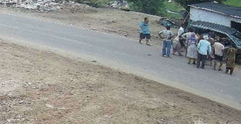 डीग में दर्दनाक हादसा: घर के बाहर चारपाई पर बैठी मां को तेज रफ्तार कार ने कुचला, बेटे समेत चपेट में आई; महिला की मौत