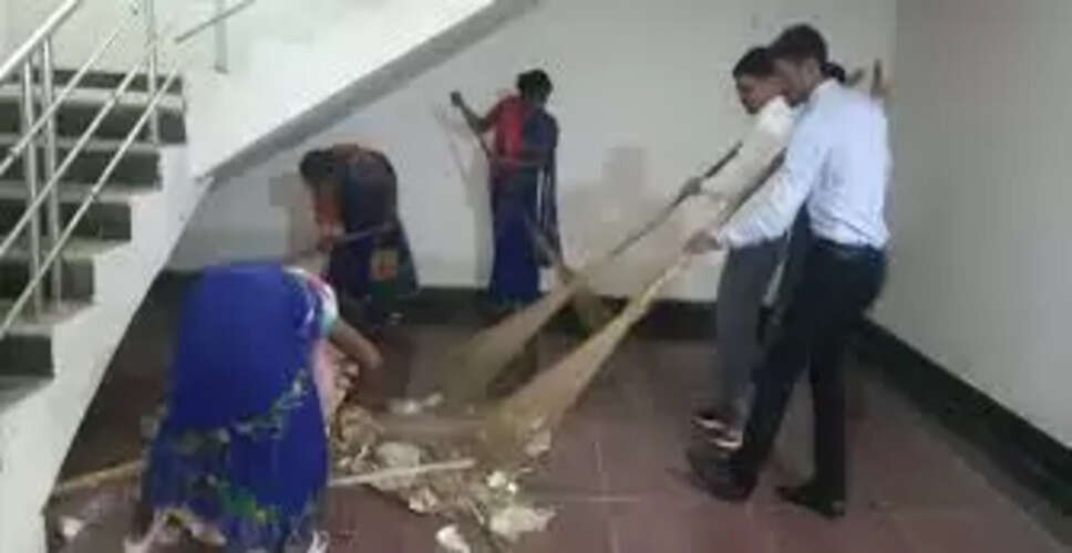 Karoli&nbsp;स्वच्छता अभियान का मखौल, कलेक्ट्रेट में ही सफाई का बुरा हाल
