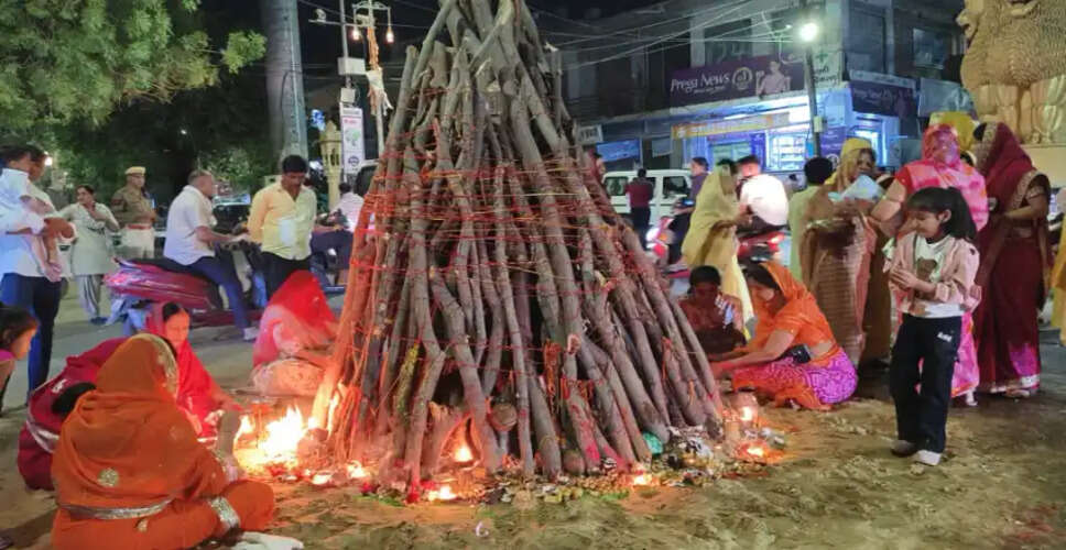बाड़मेर में ढाई घंटे में 500 स्थानों पर होलिका दहन, नवविवाहित जोड़ों ने की पूजा