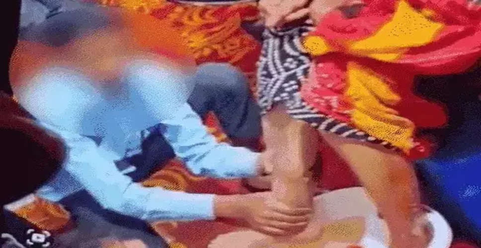 Sirohi स्कूल में महिला कर्मचारी ने छात्रों से धुलवाए पैर, निलंबित की मांग