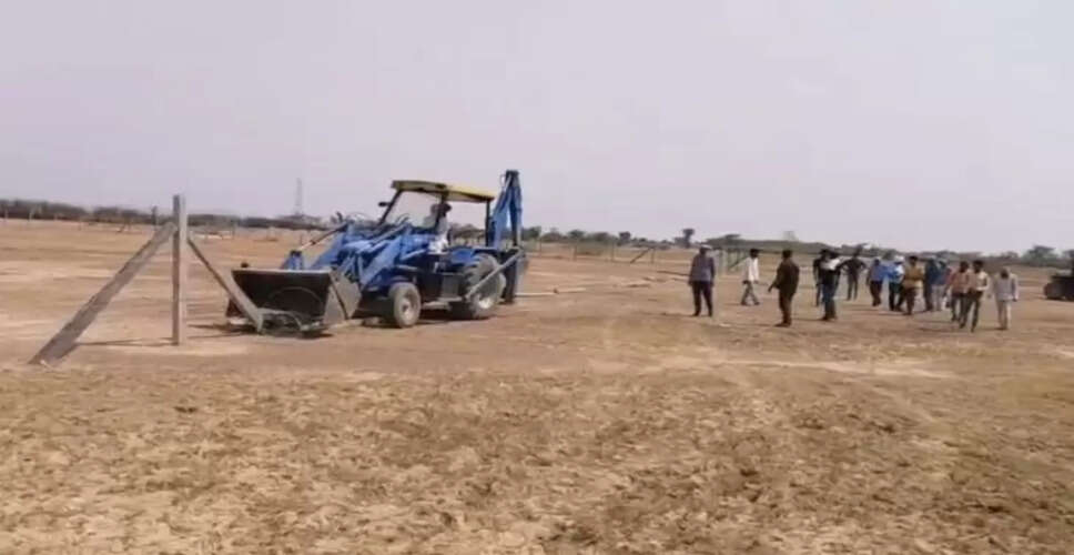 करोड़ों की सरकारी जमीन पर दबंगों ने किया कब्जा! रातों-रात 15-20 बीघा में तारबंदी, प्रशासन ने दिए अतिक्रमण हटाने के आदेश