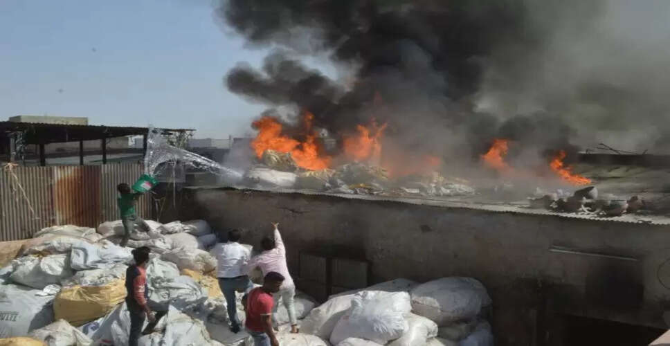 Ajmer में एक प्लास्टिक के सामान से भरे गोदाम में लगी भीषण आग, कारणों का नहीं हुआ खुलासा पुलिस जांच में जुटी&nbsp;