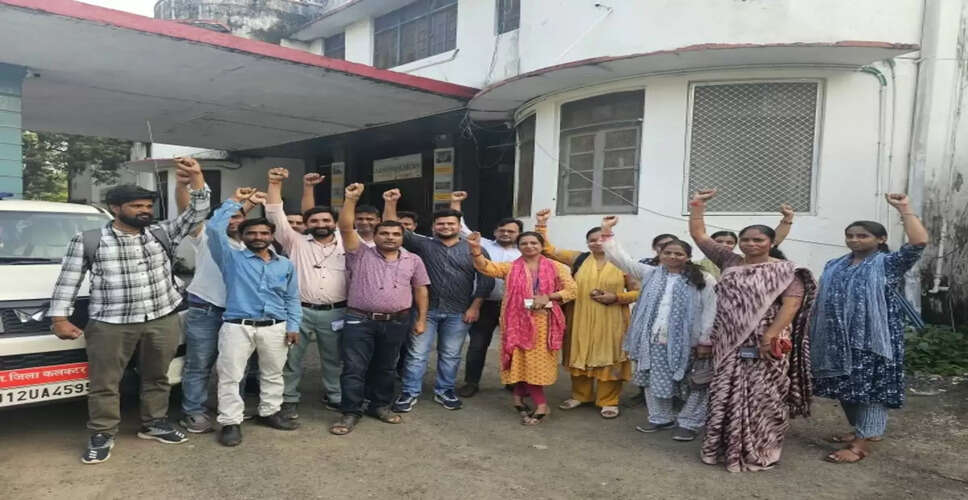 Karoli&nbsp;पांच मांगों को लेकर पटवारियों ने कलेक्ट्रेट परिसर में किया प्रदर्शन