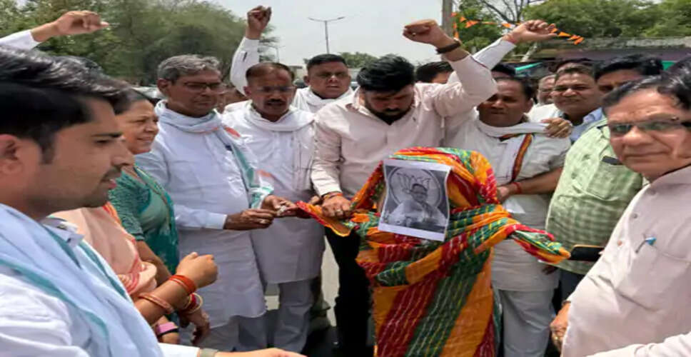 करौली में कांग्रेस का &lsquo;संगठन बढ़ाओ, लोकतंत्र बचाओ&rsquo; अभियान, पायलट पर टिप्पणी के विरोध में पुतला दहन