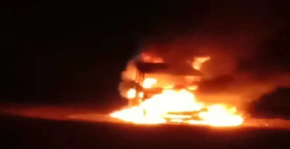 Banswara शहर में चलती कार में लगी आग, बड़ा हादसा टला