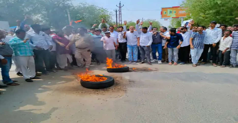 Jalore के भीनमाल को जिला बनाने की मांग, शहरवासियों ने उपखंड कार्यालय के बाहर टायर जलाकर किया प्रदर्शन