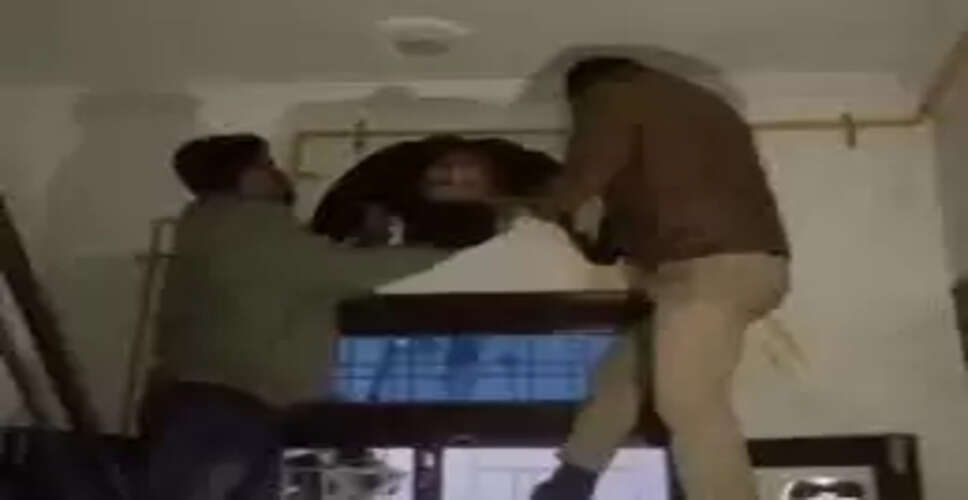 चोरी करने आया, एग्जास्ट में फंसा; एक घंटे तक सांसें अटकी रही, स्टिकर लगी कार में पकड़ा गया आरोपी