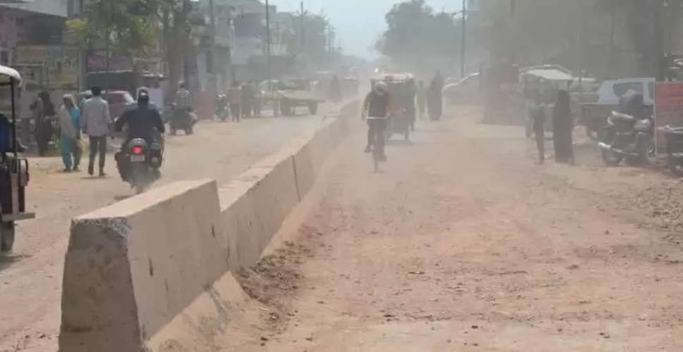 Bharatpur यूपी बॉर्डर से लेकर खानुआ मोड़ तक खोद दी सड़क, उड़ रही धूल से परेशान लोग 