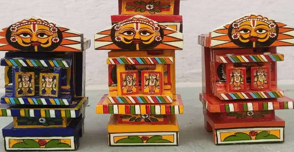 Chittorgarh&nbsp;कच्ची बस्ती की रेखा तक्षशिला में कावड़ पर फड़ पेंटिंग बना रही