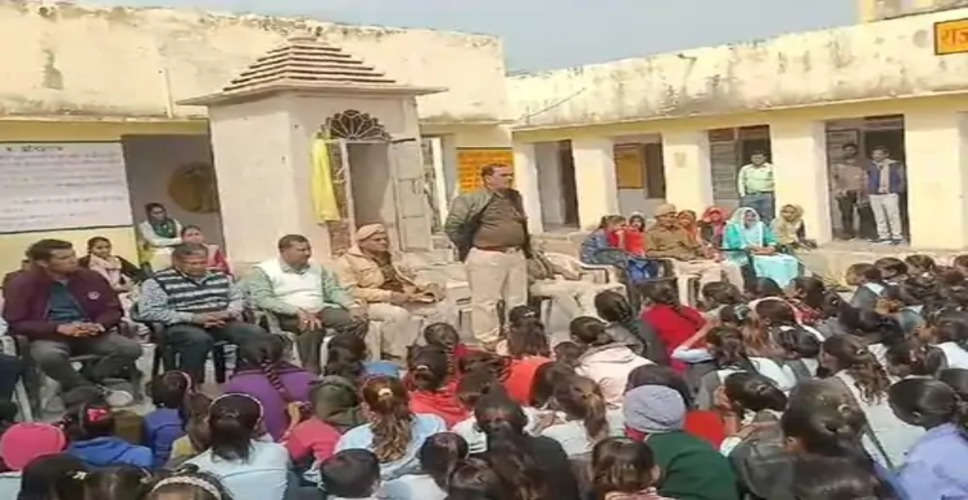 Bharatpur में ऑपरेशन गरिमा अभियान के तहत पुलिस ने छात्राओं को दी जानकारी