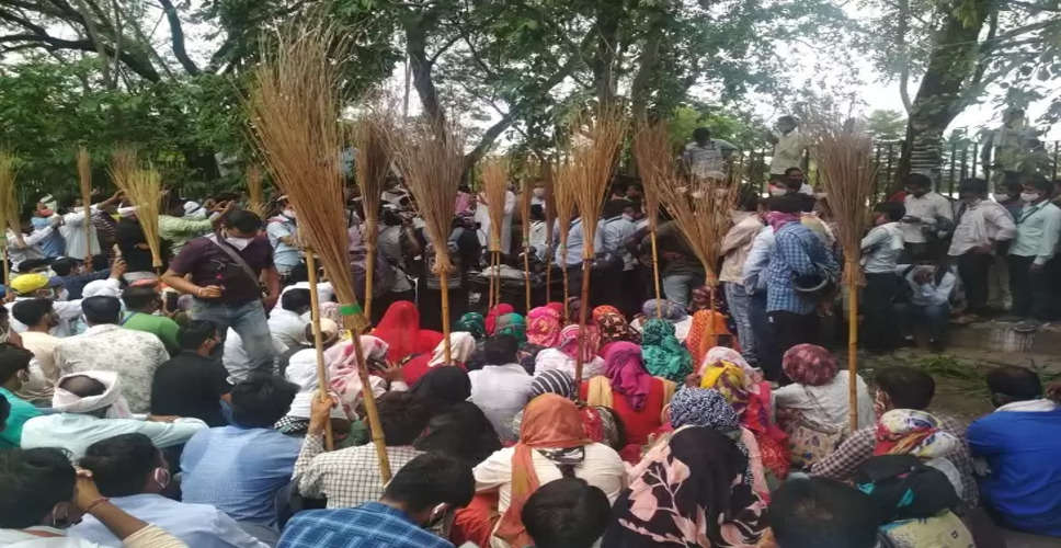 Valmiki Protest: प्रदेशभर में सफाई कर्मियों की हड़ताल जारी, हड़ताल से प्रदेशभर में हालात होने लगे खराब 