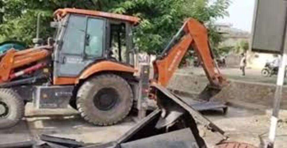 Alwar News: नगर निगम की अतिक्रमण हटाओ कार्रवाई पर उठे सवाल, दो घंटे की मशक्कत के बाद टूटी सिर्फ एक थड़ी