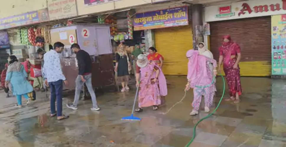 Bhilwara जिले में कर्मचारियों ने झाडू लगाकर की बस स्टैंड की सफाई 
