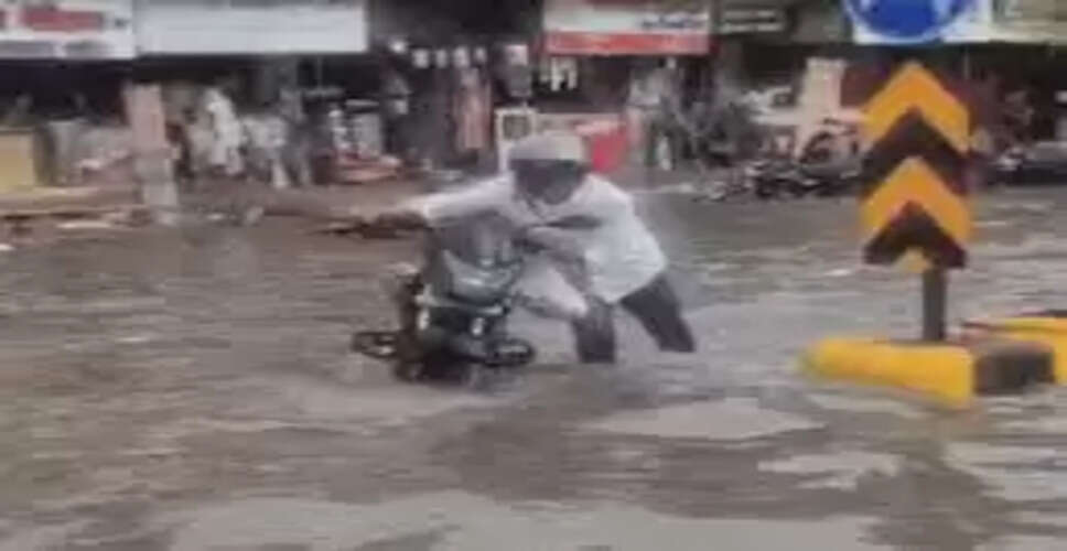 एक घंटे की बारिश से जनजीवन अस्त-व्यस्त, सड़कों पर 2-3 फीट पानी से लगा जाम