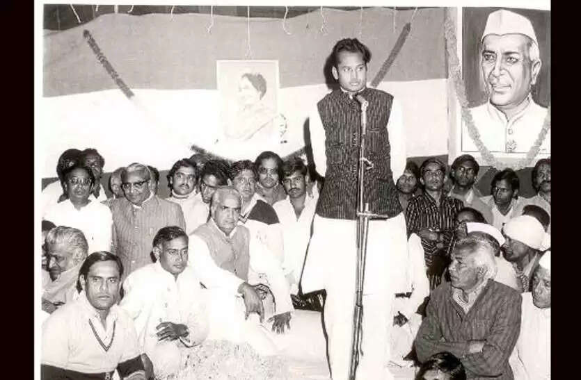 Ashok Gehlot Birthday Special: जादूगरी से सियासत तक, दिलचस्प हैं अब तक के सफर की ये तस्वीरें