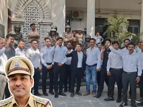 उदयपुर में वकीलों का दूसरे दिन भी धरना जारी, कलेक्ट्रेट पहुंचकर पुलिस प्रशासन के खिलाफ की नारेबाजी; सुंदरकांड का पाठ किया