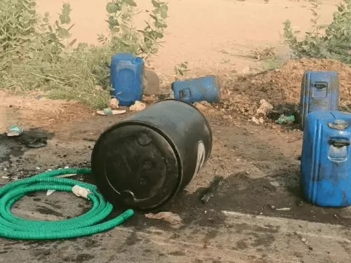ट्रांसफॉर्मर से तेल चोरी कर ड्रम में भर रहे थे बदमाश, ग्रामीणों को देख पिकअप दौड़ाई; पुलिस ने 100 किमी पीछा कर तीनों को दबोचा