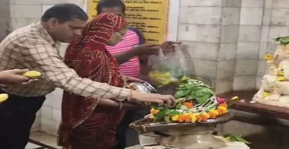 सावन के तीसरे सोमवार पर शिवालयों में उमड़ी श्रद्धालुओं की भीड़, हर-हर महादेव के जयकारों से गूंजे मंदिर