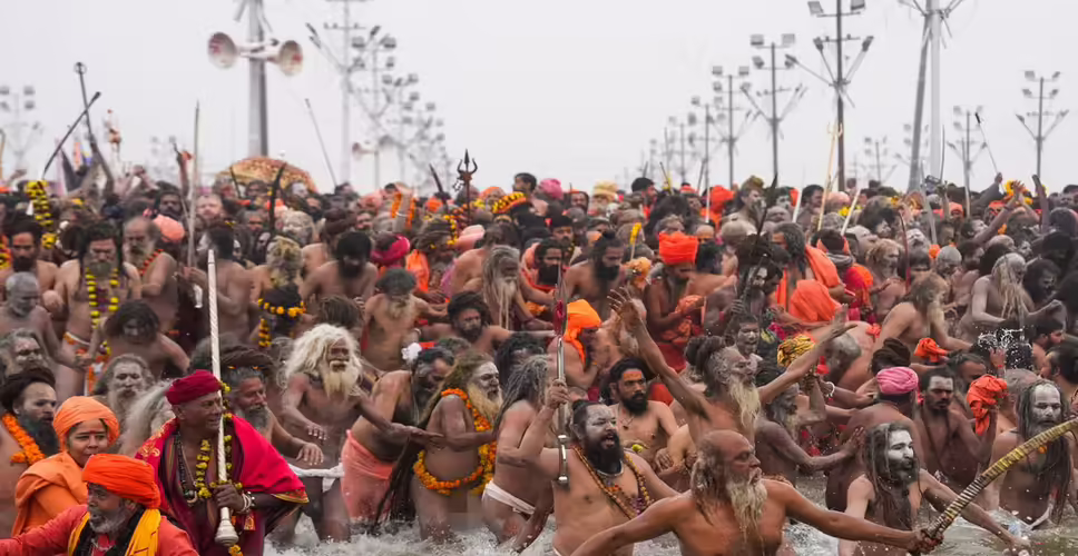Jhunjhunu हर दिन सैकड़ों जा रहे महाकुम्भ, एक रेल चलती थी उसका भी मार्ग बदला