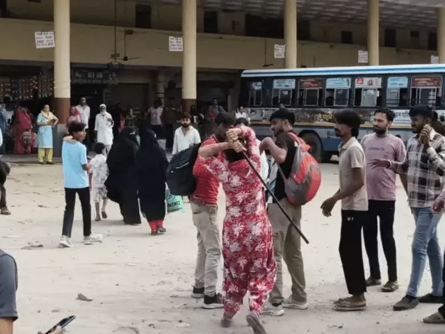 झुंझुनूं रोडवेज डिपो में युवक की पिटाई, महिला कंडक्टर ने पाइप से पीटा; बस बदलने के दौरान हुआ विवाद