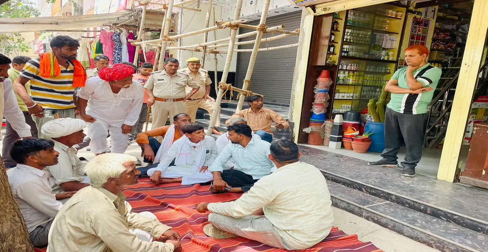 Ajmer पीड़ितों के दबाव में संचालक ने बंद की दुकान, भूख हड़ताल पर बैठे किसान