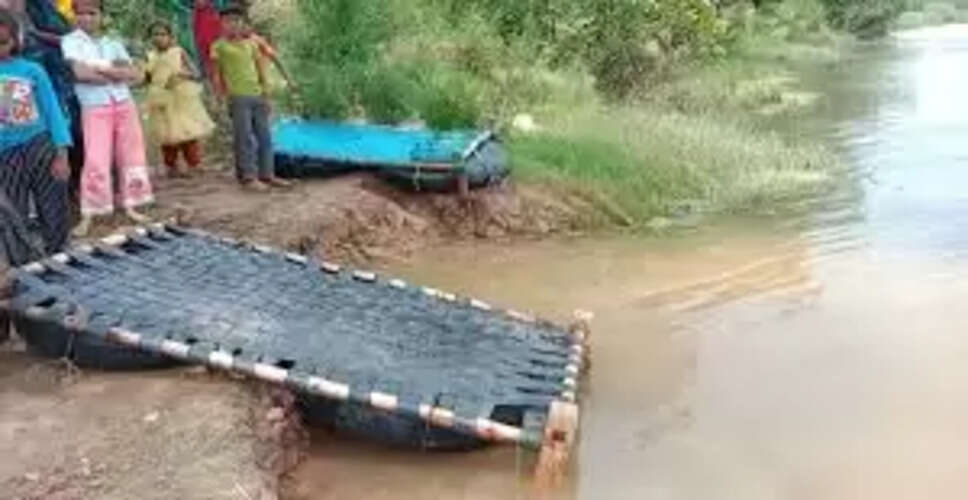 गांवों की प्यास बुझाने के लिए रोज़ 1 किलोमीटर लंबी नदी पार, जोखिम भरे जल में उतरते हैं लोग