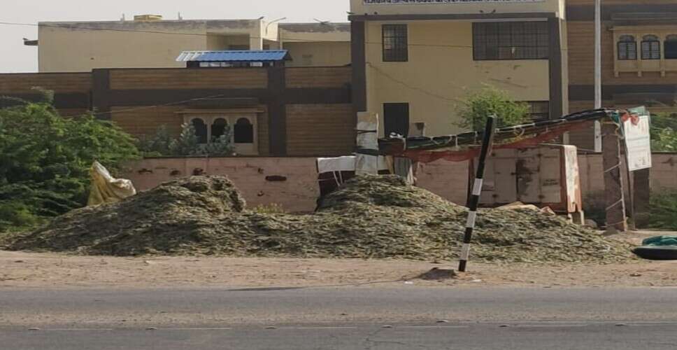 पोकरण में मुख्य सड़क पर खड़े वाहनों में अचानक लगी आग, ऑटो सहित तीन वाहन जलकर खाक