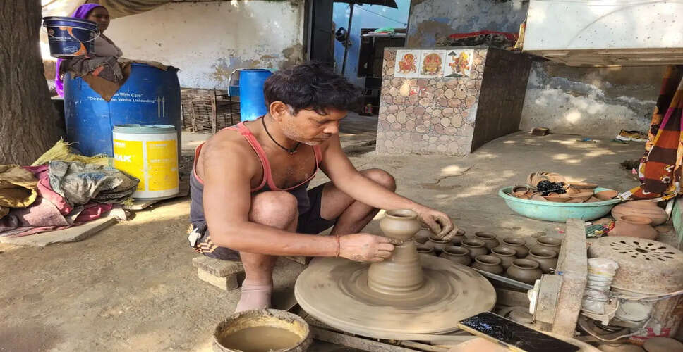 Pratapgarh मिट्टी के दीये बनाने की प्राचीन परंपरा आज भी गांवों में जारी