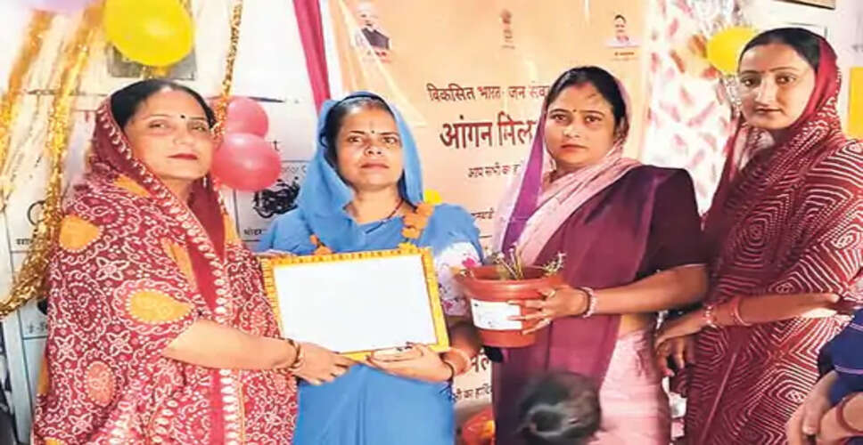 मुख्यमंत्री का संदेश पत्र दिया, लोगों को पौधे बांटकर पर्यावरण संरक्षण का दिया संदेश