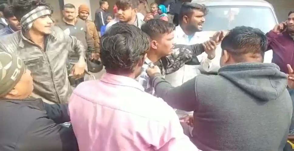 Bharatpur आरबीएम अस्पताल में जेबकतरे को लोगों ने जमकर पीटा, मामला दर्ज 