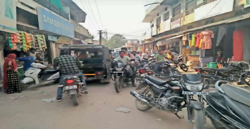 Jalore बैंक के बाहर पार्किंग नहीं, दुकानदार व राहगीर होते परेशान