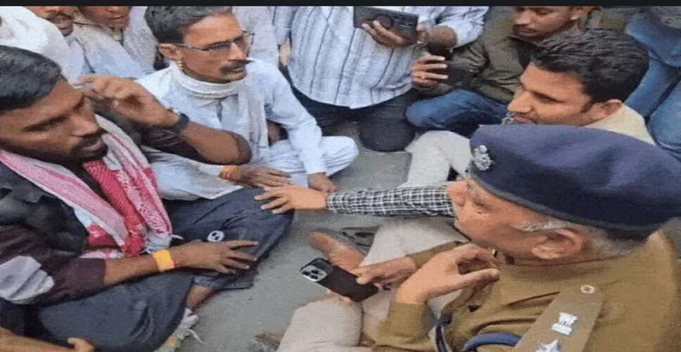 बाड़मेर में अंतिम संस्कार को लेकर हंगामा, पुलिस से भिड़े लोग, शव रखकर धरने पर बैठे परिजन
