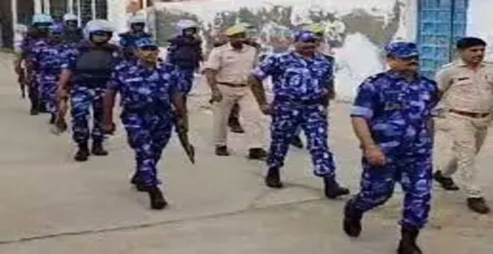 Karoli&nbsp;रैपिड एक्शन फोर्स-पुलिस के जवानों ने निकाला फ्लैग मार्च