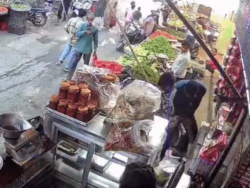 अजमेर की केसरगंज सब्जी मंडी में दुकानदार से मारपीट, घसीटकर बाहर निकाला और बरसाए डंडे