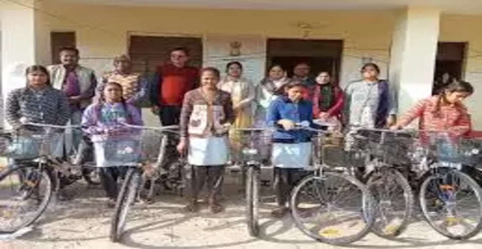 Karoli साइकिल पाकर छात्राओं के खिले चेहरे, योजनाओं की दी जानकारी